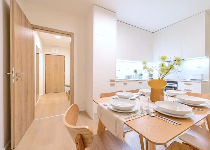 Apartment Bright 2br - 5th Floor, Balcony, Free Parking By Gravity *