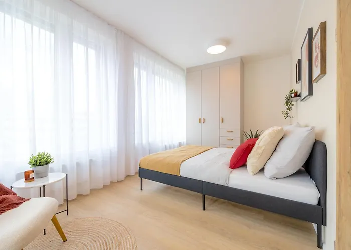 Bright 2br - 5th Floor, Balcony, Free Parking By Gravity