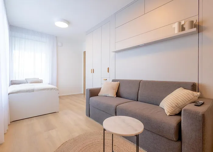 Bright 2br - 5th Floor, Balcony, Free Parking By Gravity Apartment