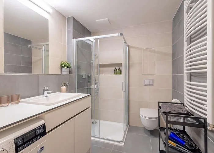 Apartment Bright 2br - 5th Floor, Balcony, Free Parking By Gravity *