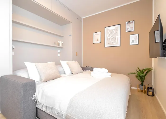 Bright 2br - 5th Floor, Balcony, Free Parking By Gravity Apartment Prag
