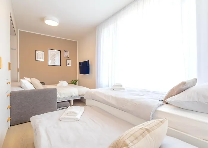 Bright 2br - 5th Floor, Balcony, Free Parking By Gravity