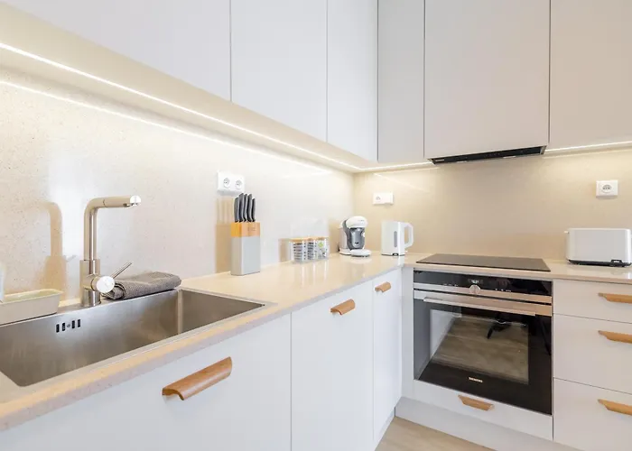 Apartment Bright 2br - 5th Floor, Balcony, Free Parking By Gravity *