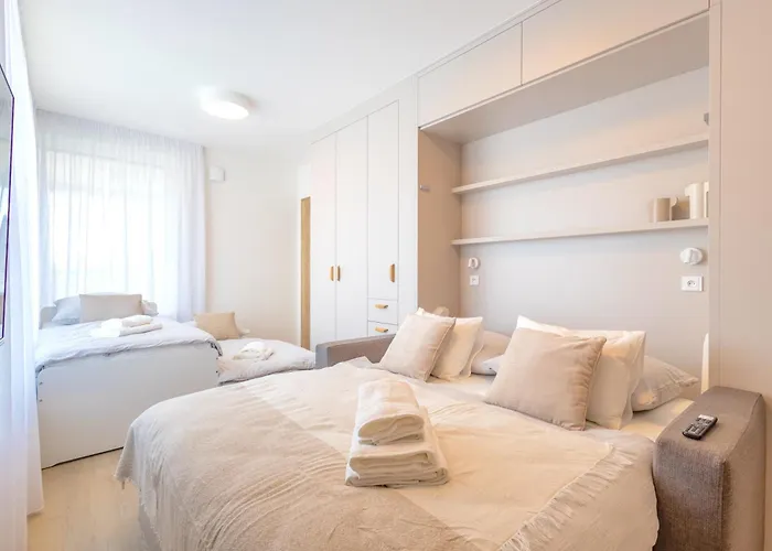 Bright 2br - 5th Floor, Balcony, Free Parking By Gravity * Prag