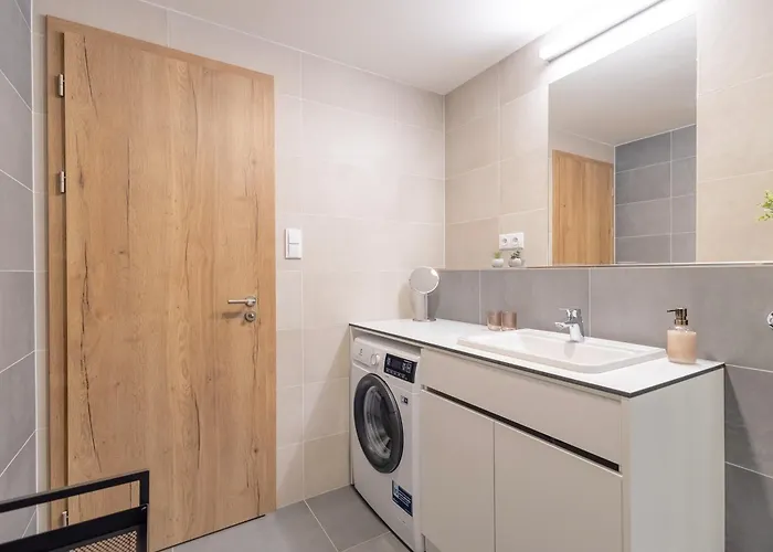 Apartment Bright 2br - 5th Floor, Balcony, Free Parking By Gravity