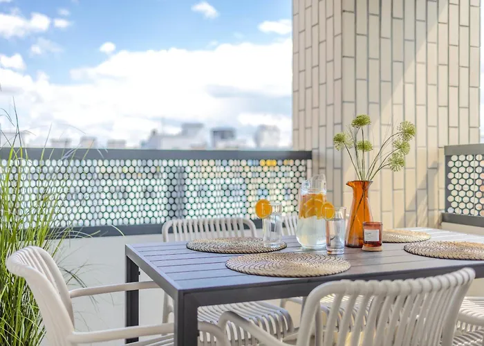 Bright 2br - 5th Floor, Balcony, Free Parking By Gravity Prag