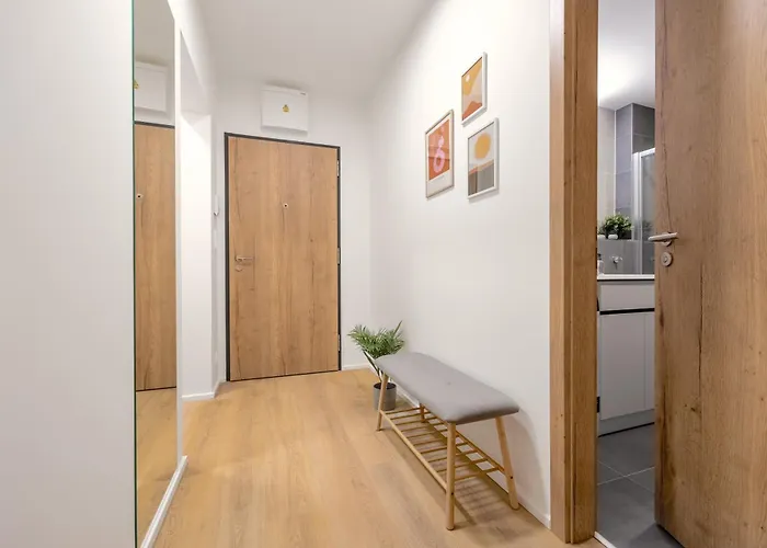 Bright 2br - 5th Floor, Balcony, Free Parking By Gravity