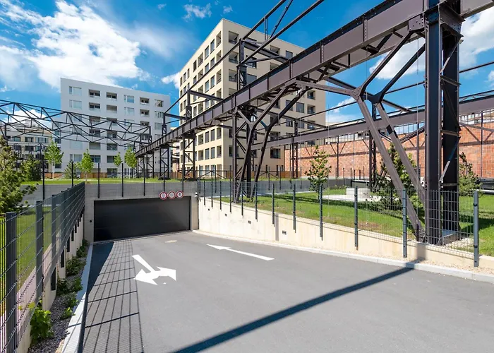Bright 2br - 5th Floor, Balcony, Free Parking By Gravity * Prag