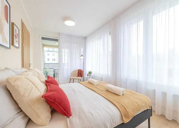 Bright 2br - 5th Floor, Balcony, Free Parking By Gravity Apartment Prag