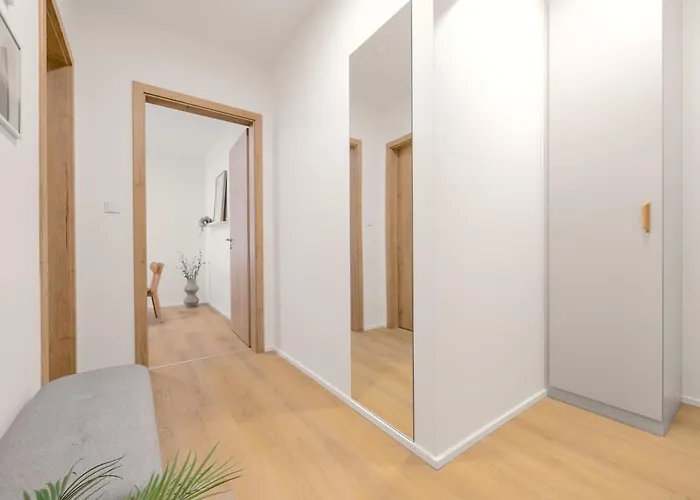 Bright 2br - 5th Floor, Balcony, Free Parking By Gravity Prag