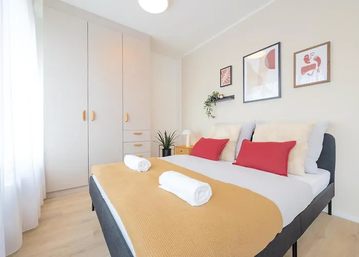 Apartment Bright 2br - 5th Floor, Balcony, Free Parking By Gravity