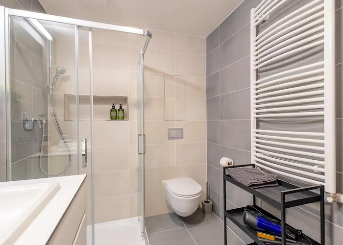 Bright 2br - 5th Floor, Balcony, Free Parking By Gravity Apartment Prag