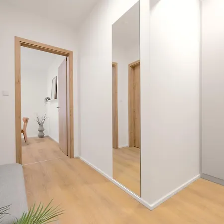 Bright 2br - 5th Floor, Balcony, Free Parking By Gravity Praga