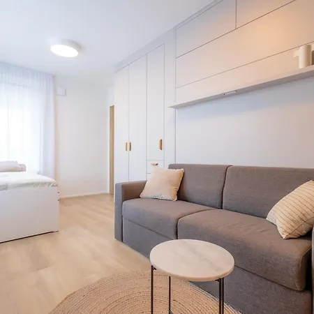 Bright 2br - 5th Floor, Balcony, Free Parking By Gravity شقة