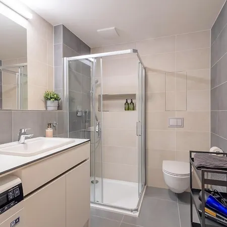شقة Bright 2br - 5th Floor, Balcony, Free Parking By Gravity *