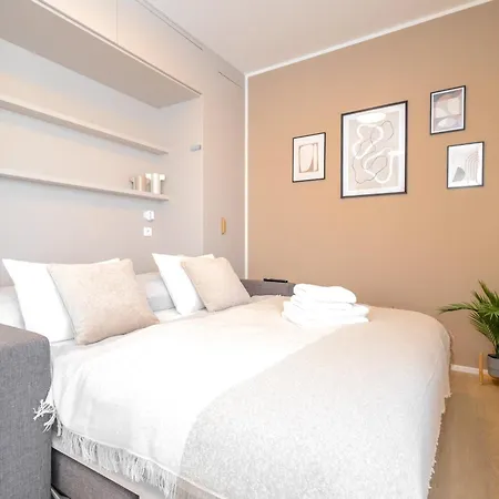 Bright 2br - 5th Floor, Balcony, Free Parking By Gravity شقة براغ