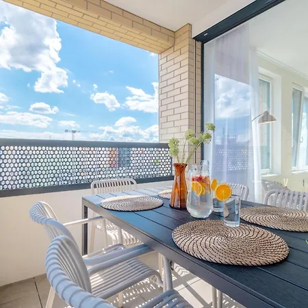 Bright 2br - 5th Floor, Balcony, Free Parking By Gravity شقة