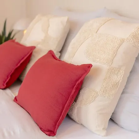 Bright 2br - 5th Floor, Balcony, Free Parking By Gravity شقة براغ
