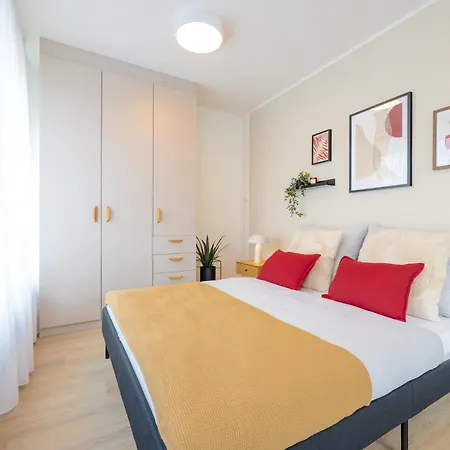 Bright 2br - 5th Floor, Balcony, Free Parking By Gravity براغ