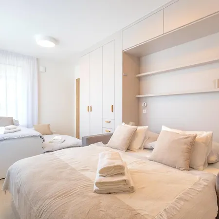 Bright 2br - 5th Floor, Balcony, Free Parking By Gravity * براغ