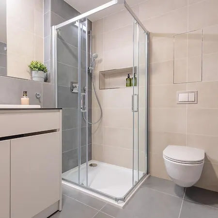 Bright 2br - 5th Floor, Balcony, Free Parking By Gravity * براغ