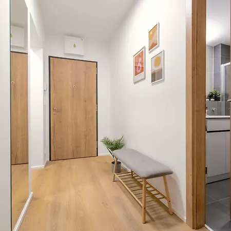 Bright 2br - 5th Floor, Balcony, Free Parking By Gravity