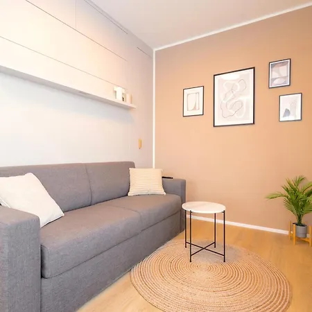 Bright 2br - 5th Floor, Balcony, Free Parking By Gravity شقة