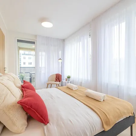 Bright 2br - 5th Floor, Balcony, Free Parking By Gravity شقة براغ