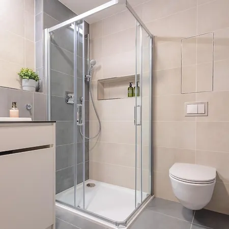 Bright 2br - 5th Floor, Balcony, Free Parking By Gravity شقة *