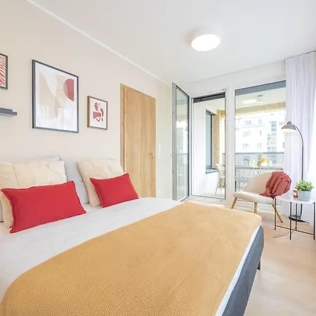 Bright 2br - 5th Floor, Balcony, Free Parking By Gravity شقة براغ