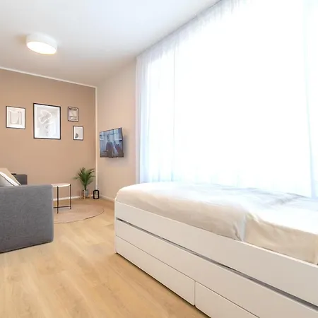 Bright 2br - 5th Floor, Balcony, Free Parking By Gravity براغ