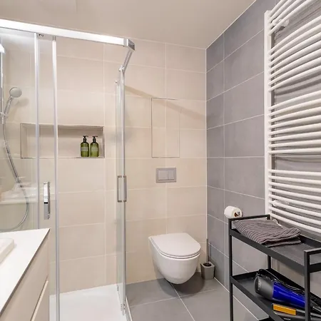 Bright 2br - 5th Floor, Balcony, Free Parking By Gravity شقة براغ