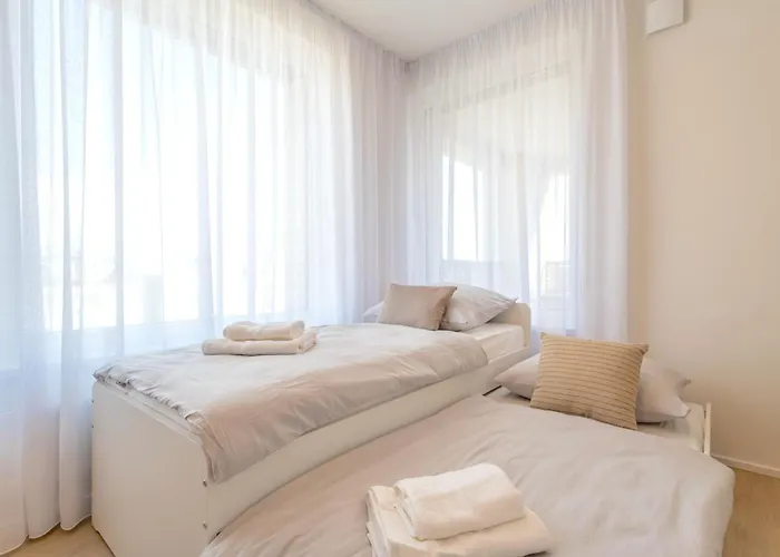 Bright 2br - 5th Floor, Balcony, Free Parking By Gravity *