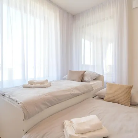 Bright 2br - 5th Floor, Balcony, Free Parking By Gravity *